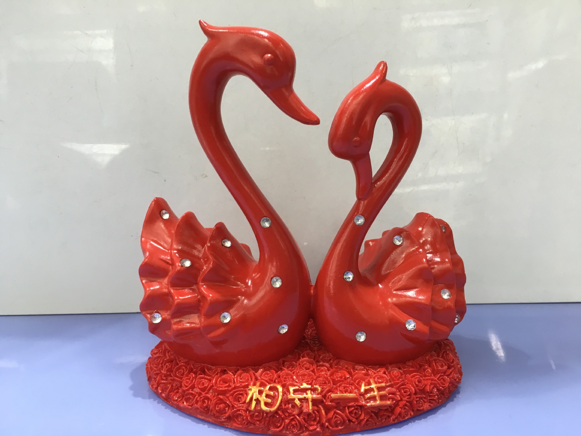 9.9元十元精品擺件 樹脂紅對天鵝的工藝魅力與家居價值